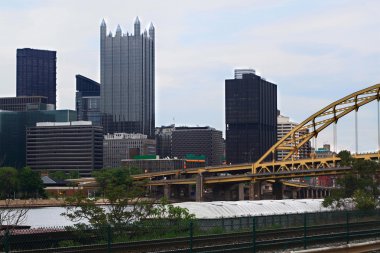 Pittsburgh Pennsylvania şehir manzarası bulutlu öğleden sonra 