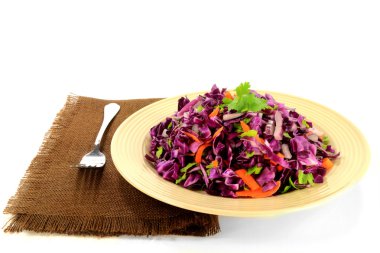 kırmızı lahana salatası, havuç ve kereviz ile terbiyeli 
