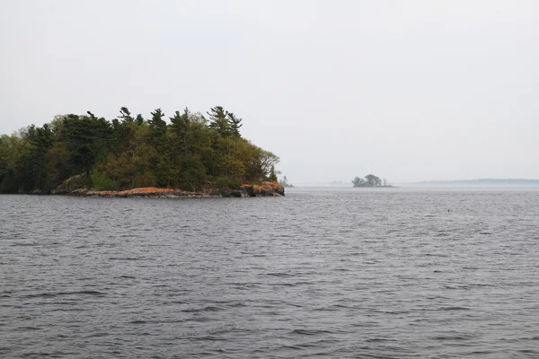 Tusen öar i Kingston Ontario område i dimmig dag — Stockfoto