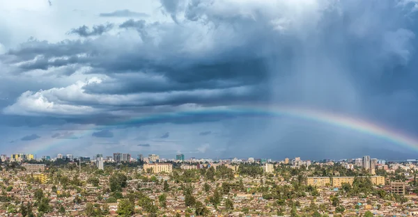 Rainbow over de stad van Addis Abeba — Stockfoto
