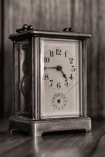 Старий годинник на полиці — стокове фото
