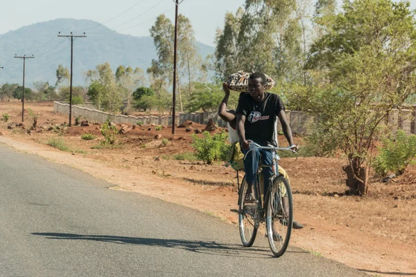 Ciclismo como principal meio de transporte em Malawi — Fotografia de Stock