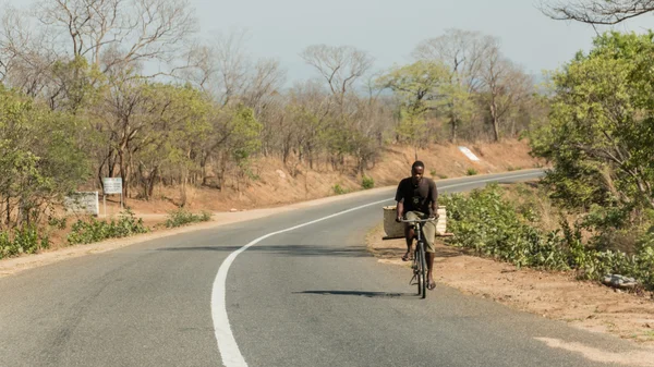 Le vélo comme principal moyen de transport au Malawi — Photo