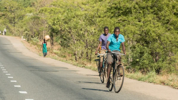 Ciclismo como principal meio de transporte em Malawi — Fotografia de Stock