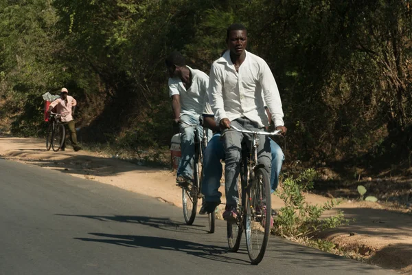 Cyklistika jako primární dopravního prostředku v Malawi — Stock fotografie