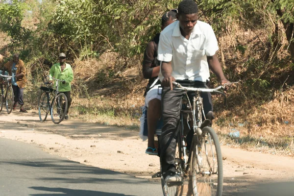 Ciclismo como principal meio de transporte em Malawi — Fotografia de Stock