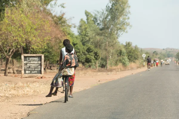 Cykling som primära transportmedel i Malawi — Stockfoto
