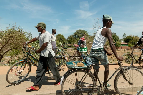 Le vélo comme principal moyen de transport au Malawi — Photo