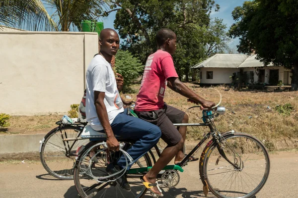 Le vélo comme principal moyen de transport au Malawi — Photo
