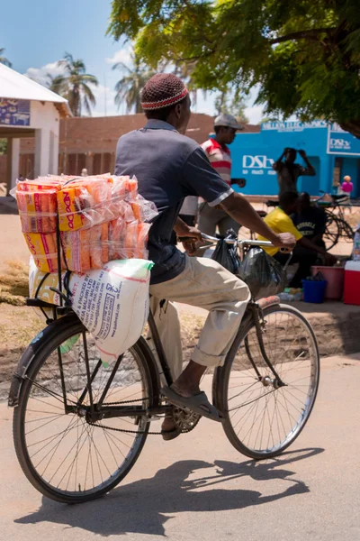 Radfahren als primäres Transportmittel in Malawi — Stockfoto