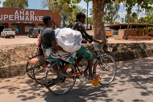 骑自行车是马拉维的主要交通工具 — 图库照片