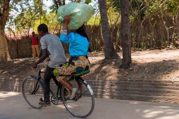 Bersepeda sebagai sarana transportasi utama di Malawi — Stok Foto