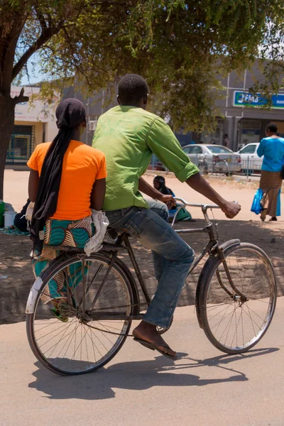 Jazda na rowerze jako podstawowego środka transportu w Malawi — Zdjęcie stockowe