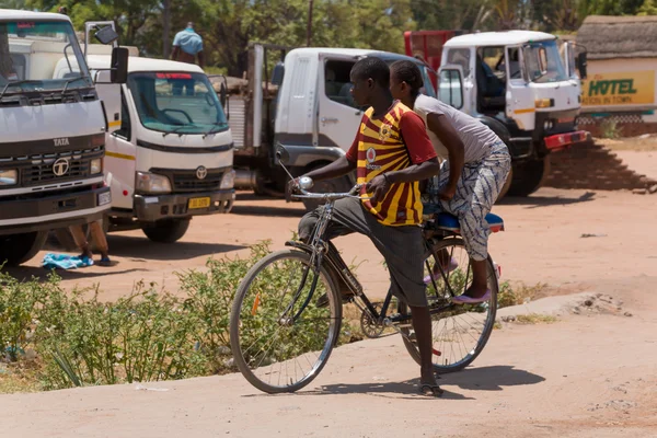 Jazda na rowerze jako podstawowego środka transportu w Malawi — Zdjęcie stockowe