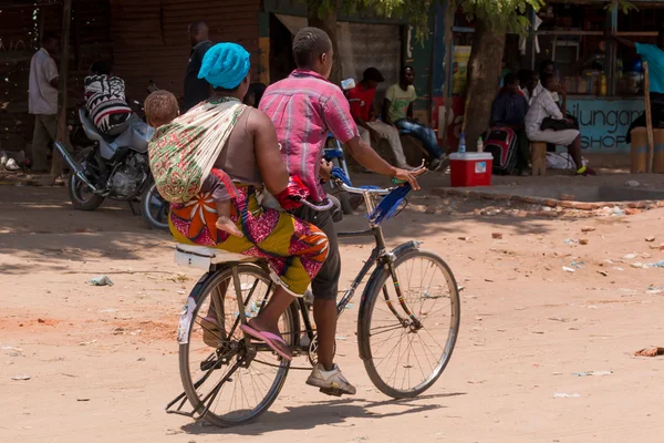 Cycling as primary means of transport in Malawi — Stock Photo, Image