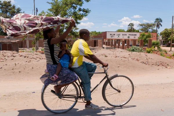 Cyklistika jako primární dopravního prostředku v Malawi — Stock fotografie