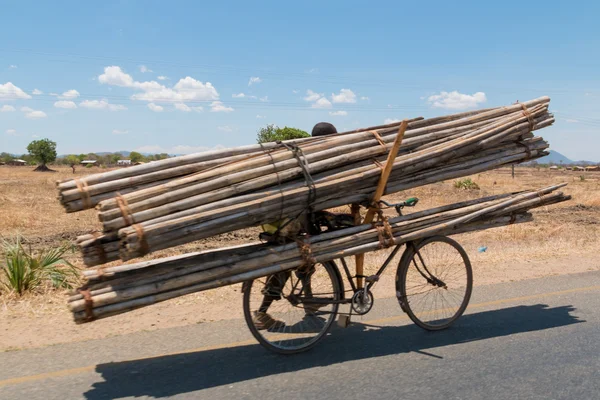 Bersepeda sebagai sarana transportasi utama di Malawi — Stok Foto