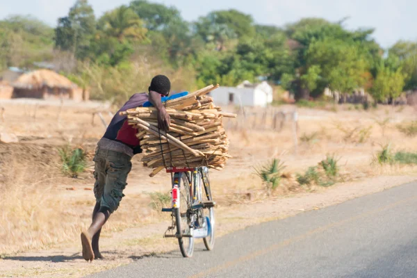 Bersepeda sebagai sarana transportasi utama di Malawi — Stok Foto