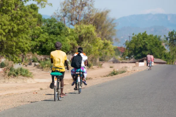 Cyklistika jako primární dopravního prostředku v Malawi — Stock fotografie