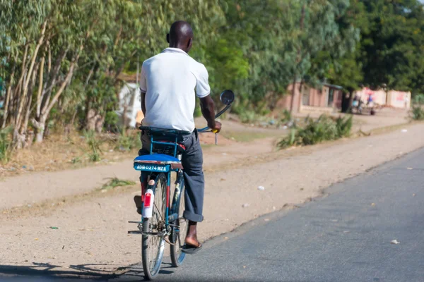 Radfahren als primäres Transportmittel in Malawi — Stockfoto