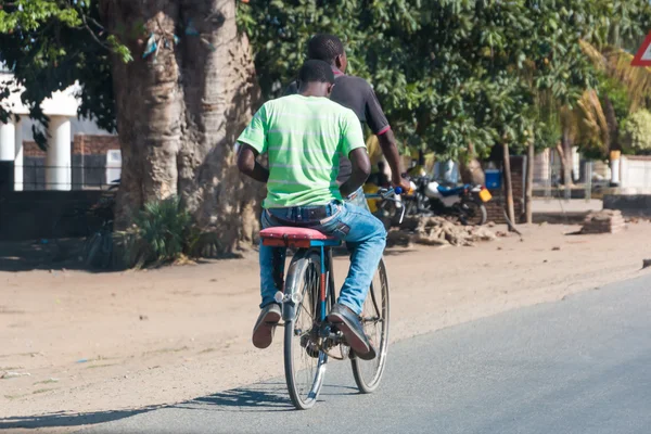 Ciclismo como principal meio de transporte em Malawi — Fotografia de Stock