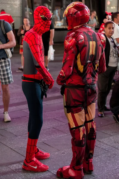 Spiderman et Ironman échangent de l'argent — Photo