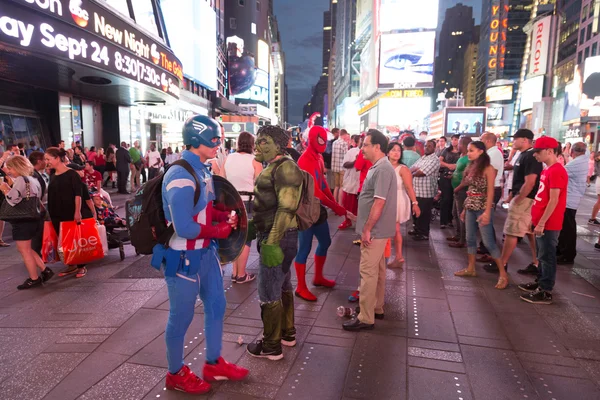 Капитан Америка и Халк на Таймс-сквер — стоковое фото