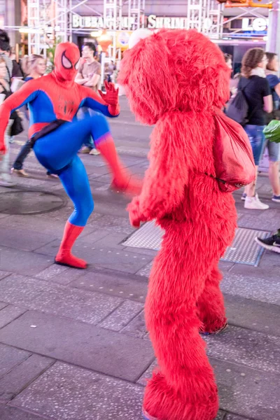 Elmo combat Spiderman — Photo