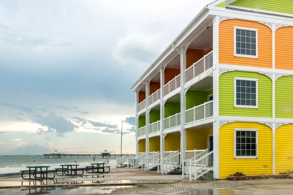 Barevné domy na pláži — Stock fotografie