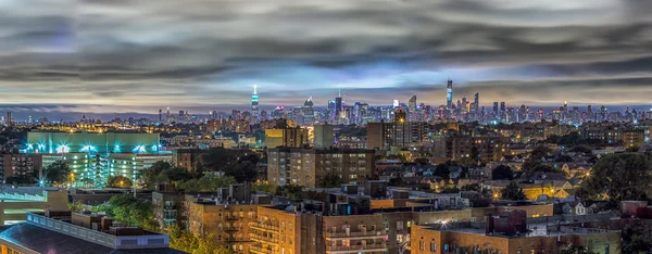 Manhattan skyline por la noche — Foto de Stock