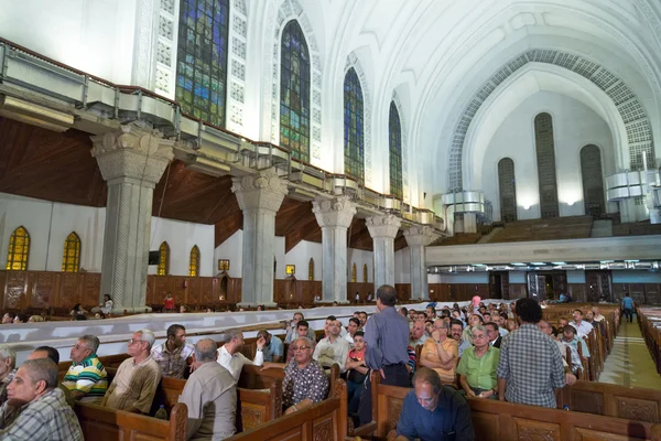 Anhängare av den koptiska ortodoxa kyrkan samlas för att delta i en sermo — Stockfoto