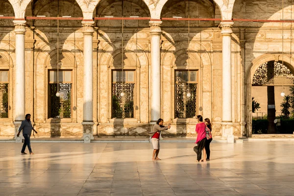 Touristen fotografieren direkt vor den Mauern von Saladin Cita — Stockfoto