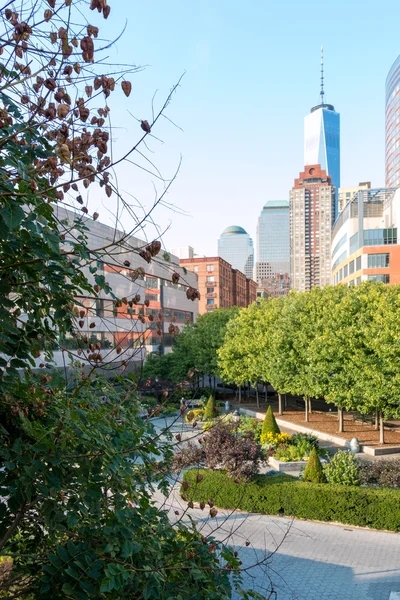 Green space within the concrete jungle — Stock Photo, Image