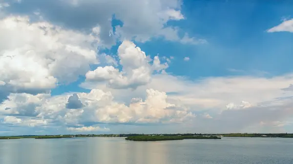 Wolken boven het meer — Stockfoto