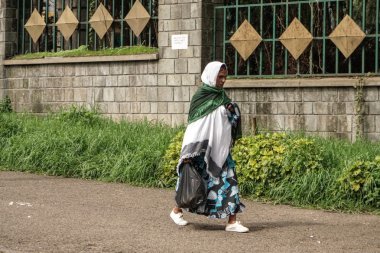 Addis sokaklarda yürüyen yaşlı bir Etiyopya kadın