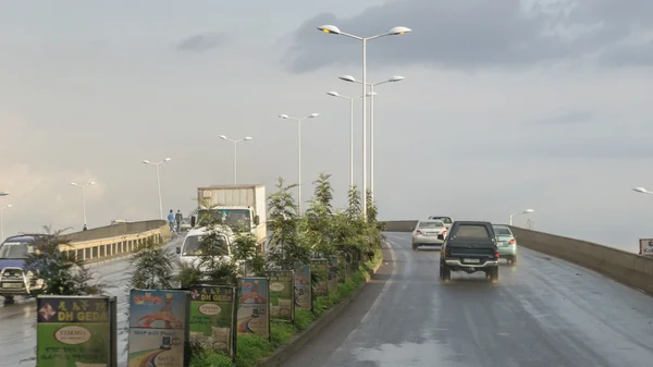 Veículos que conduzem num viaduto perto da área de Gotera de Adis Abeba — Fotografia de Stock