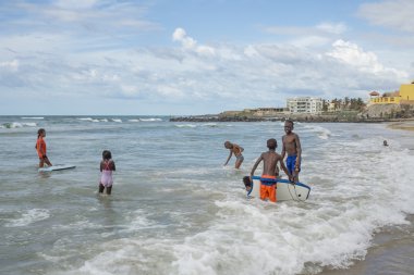Dakar sakinleri kendilerini plajda zevk