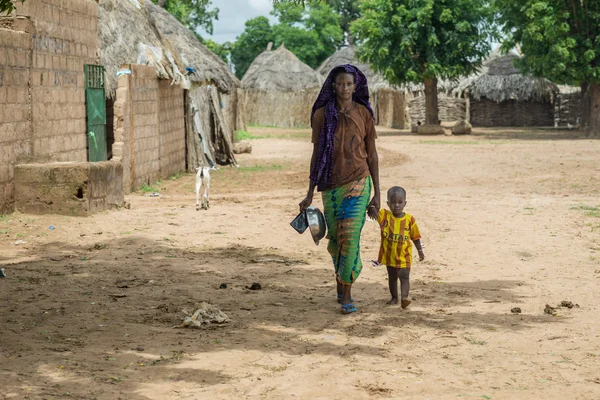 彼女の子供と一緒に歩いている若いセネガル女性 — ストック写真