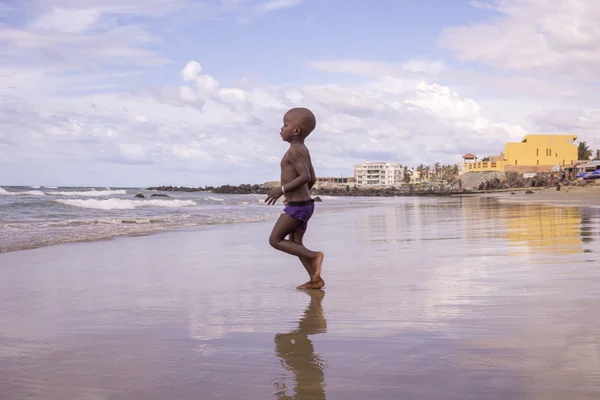 Residentes de Dakar disfrutando en la playa — Foto de Stock