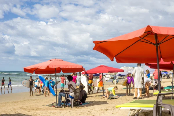 Les habitants du Dakar s'amusent à la plage — Photo