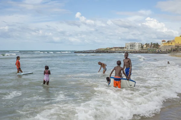 Residentes Dakar se divertindo na praia — Fotografia de Stock