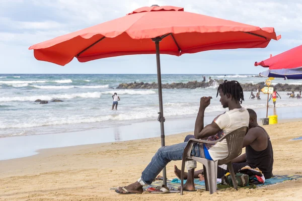 Les habitants du Dakar s'amusent à la plage — Photo