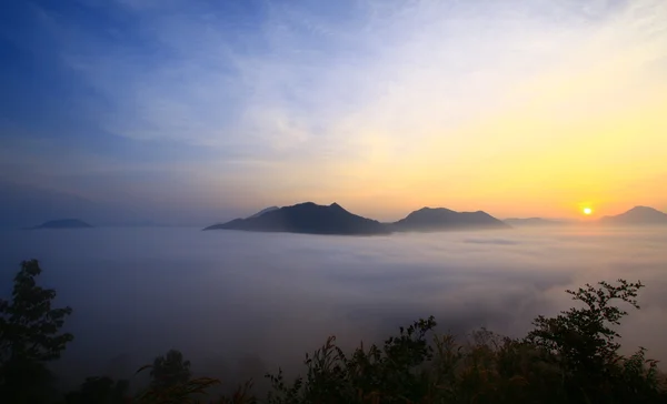 Niebla sobre la montaña Phu Thok — Foto de Stock