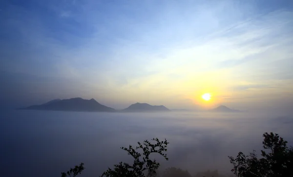 Brouillard sur la montagne Phu Thok — Photo