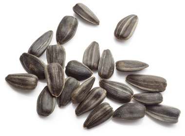 Beyaz arkaplanda izole edilmiş ayçiçeği tohumları