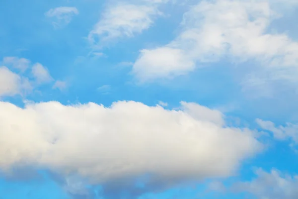 Nuvens brancas agradáveis — Fotografia de Stock