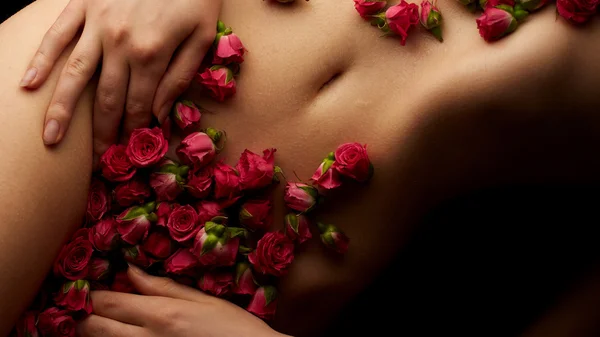 Kroppen med rosor blommor — Stockfoto
