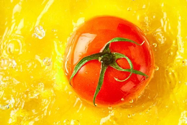 Ripe tomato in water — Stock Photo, Image