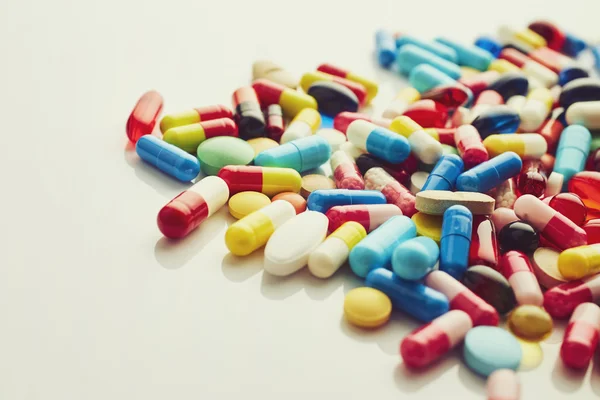 Renkli ilaçlar üzerinde beyaz izole — Stok fotoğraf