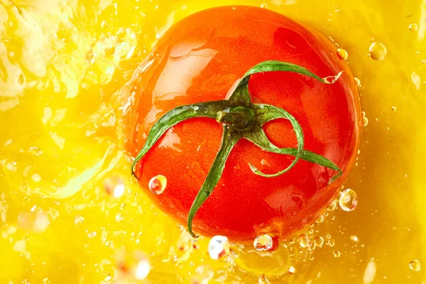 Ripe tomato in water — Stock Photo, Image